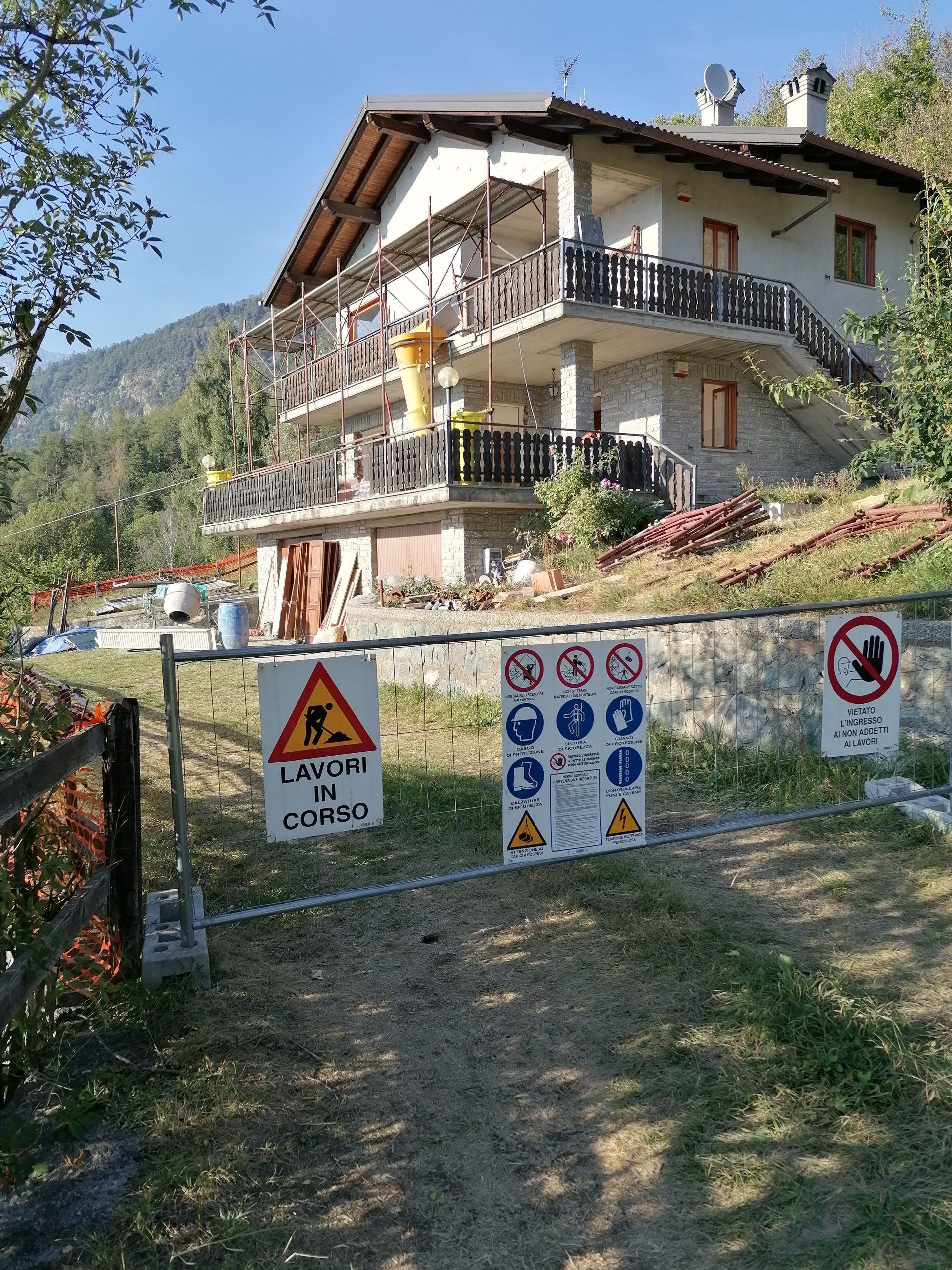 Iniziano i lavori, la casa diventa un cantiere